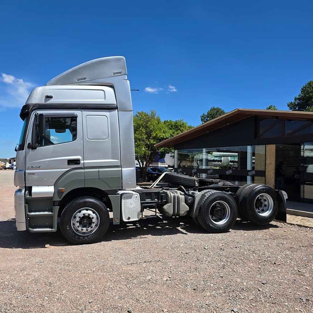 Caminhão MERCEDES BENZ MB 2544 Cavalo Mecânico ANO 2011 de Patio 201 Caminhoes e Carretas no Paraná