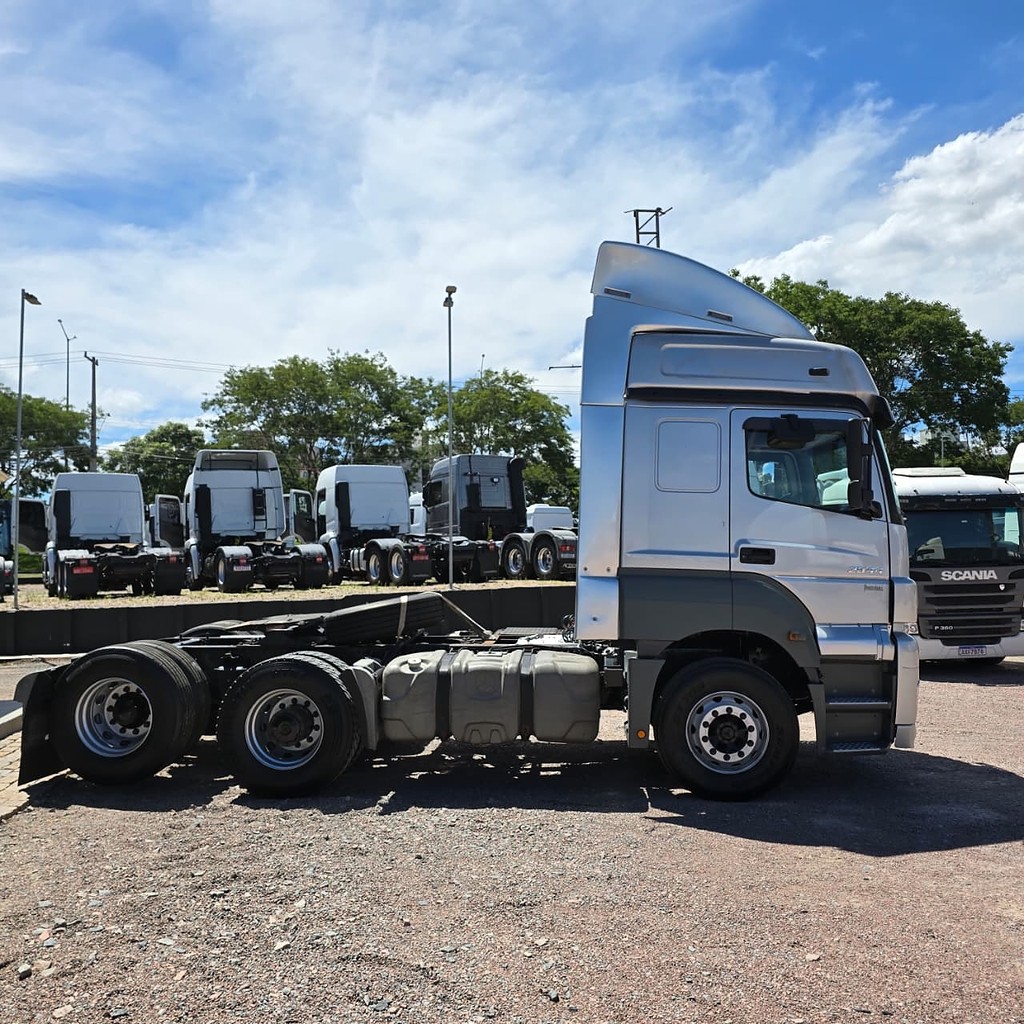 Caminhão MERCEDES BENZ MB 2544 Cavalo Mecânico ANO 2011 de Patio 201 Caminhoes e Carretas no Paraná
