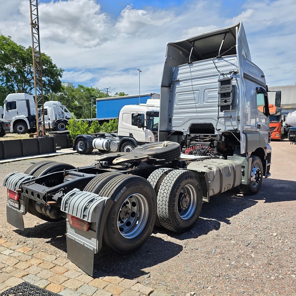Caminhão MERCEDES BENZ MB 2544 Cavalo Mecânico ANO 2011 de Patio 201 Caminhoes e Carretas no Paraná