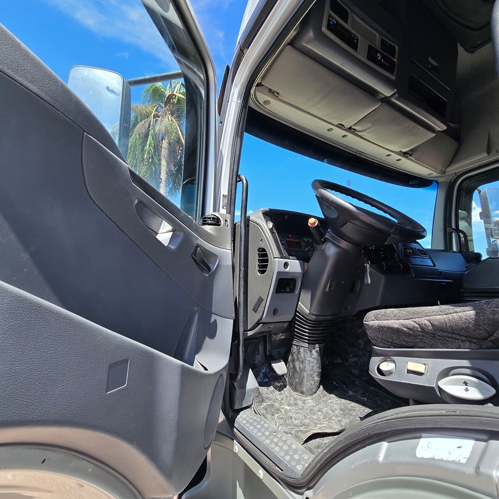 Caminhão MERCEDES BENZ MB 2544 Cavalo Mecânico ANO 2011 de Patio 201 Caminhoes e Carretas no Paraná