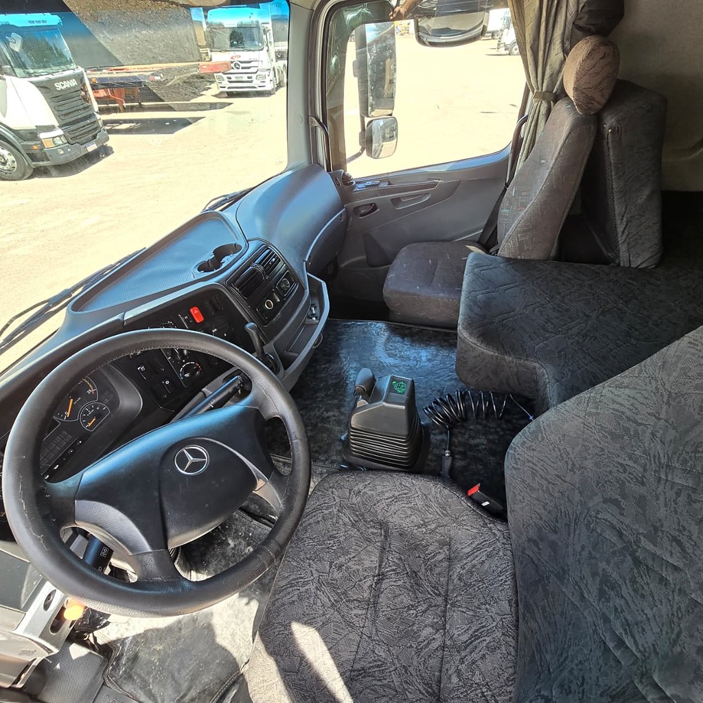 Caminhão MERCEDES BENZ MB 2544 Cavalo Mecânico ANO 2011 de Patio 201 Caminhoes e Carretas no Paraná