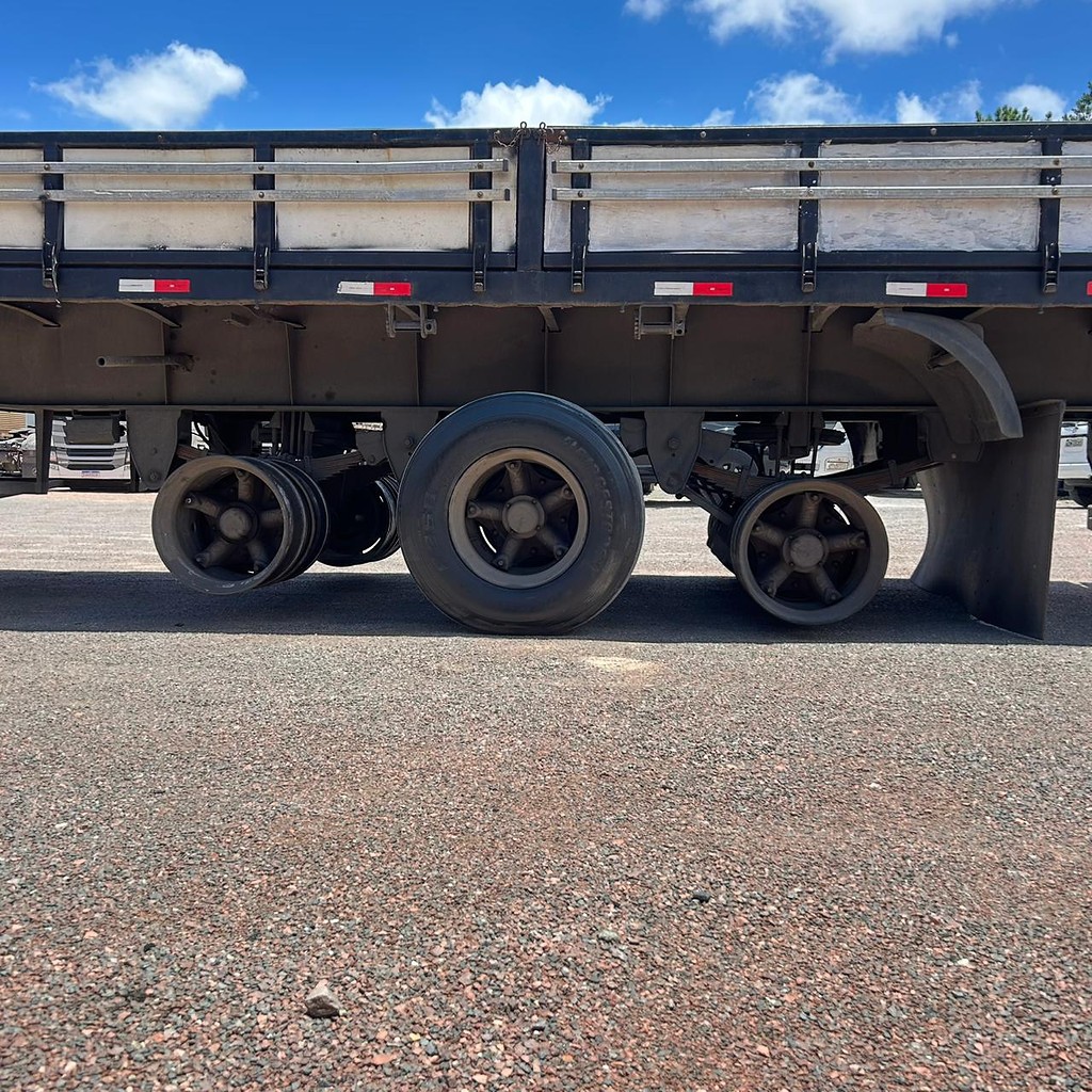 Carreta SEMI-REBOQUE CARGA SECA Randon ANO 2008 3 Eixos de Patio 201 Caminhoes e Carretas no Paraná