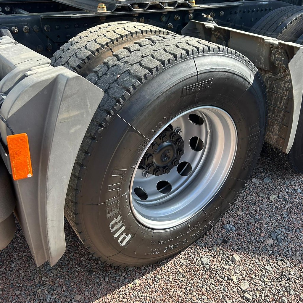 Caminhão MERCEDES BENZ MB 2536 Cavalo Mecânico ANO 2021 de Patio 201 Caminhoes e Carretas no Paraná