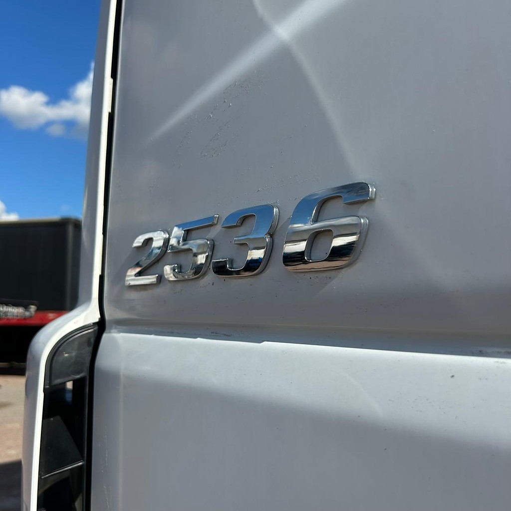 Caminhão MERCEDES BENZ MB 2536 Cavalo Mecânico ANO 2021 de Patio 201 Caminhoes e Carretas no Paraná