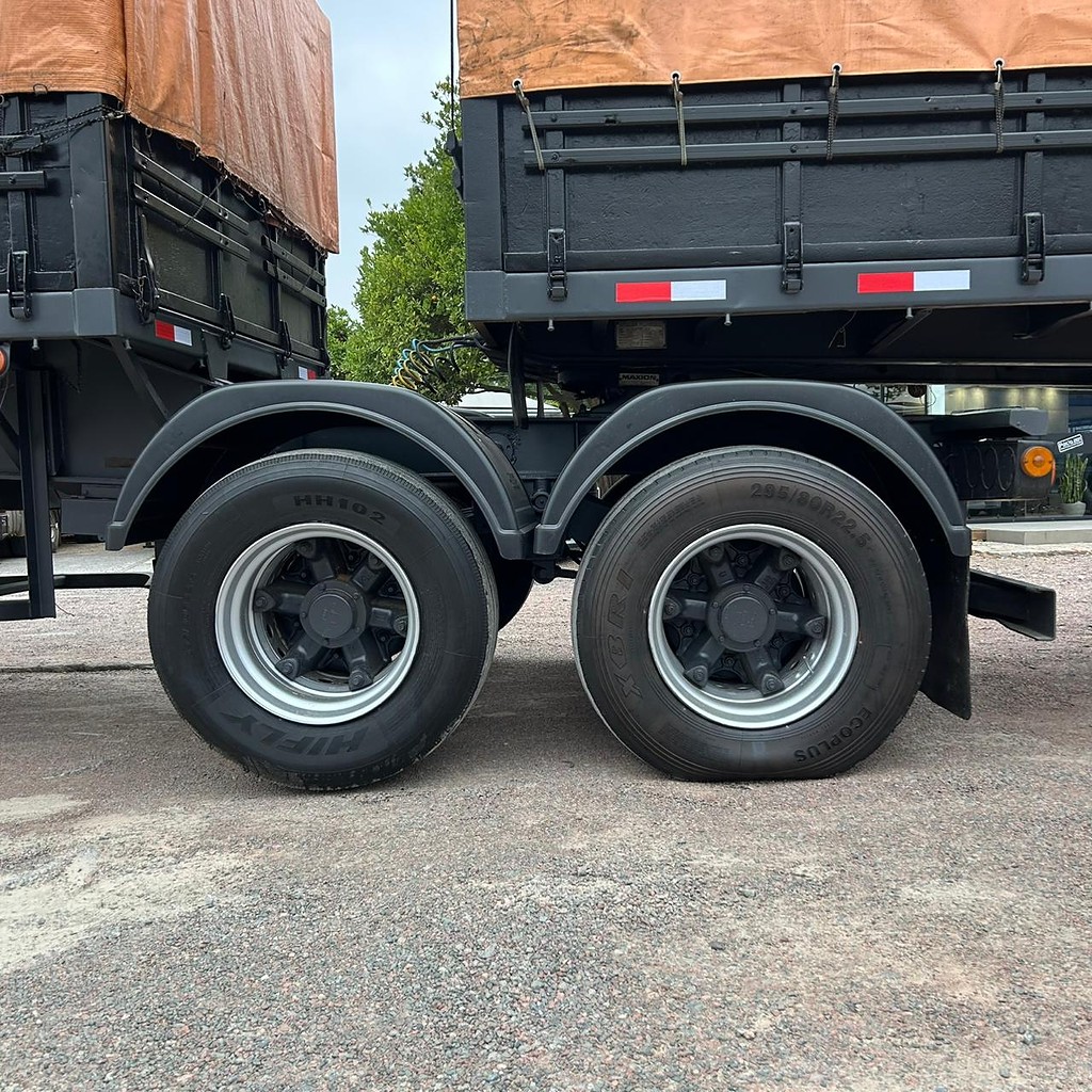 Carreta BITREM GRANELEIRO Guerra ANO 2002 4 Eixos de Patio 201 Caminhoes e Carretas no Paraná