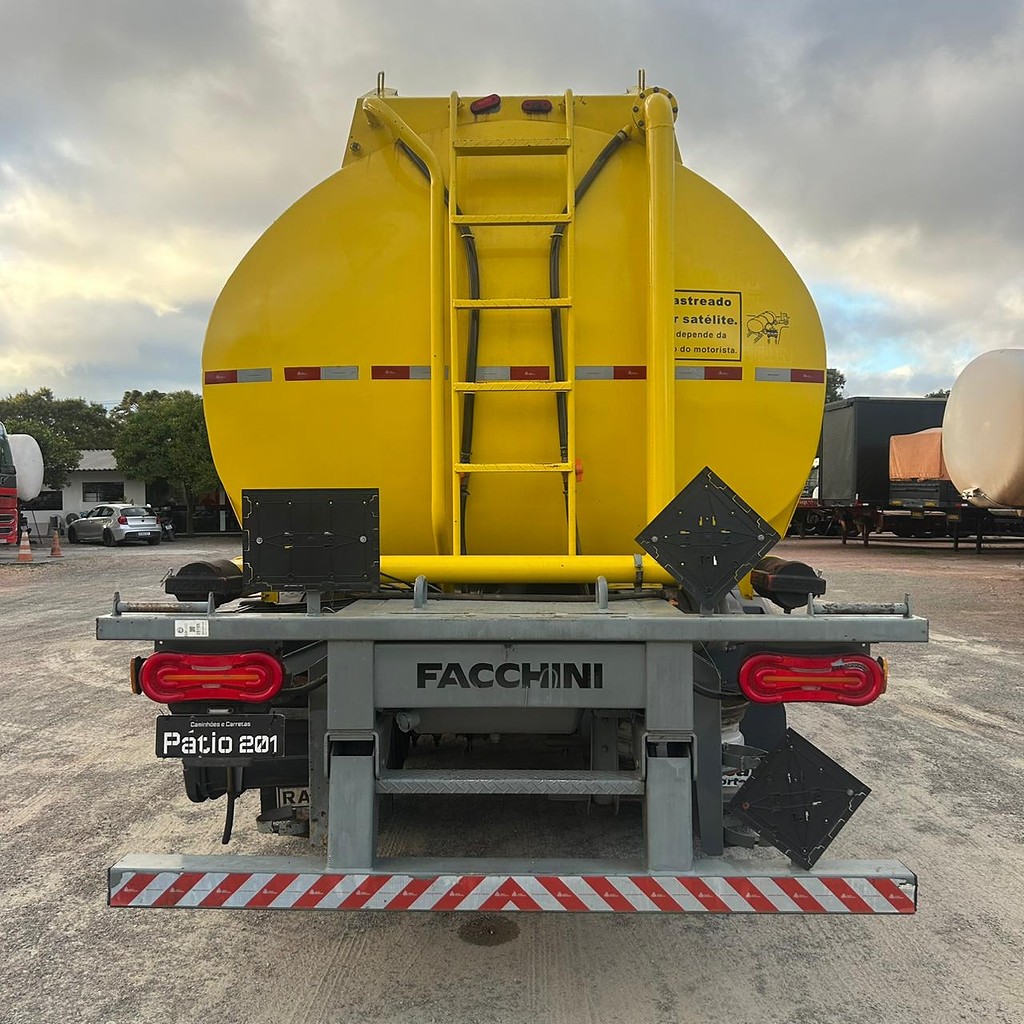 Carreta SEMI-REBOQUE TANQUE ACO Facchini ANO 2015 3 Eixos de Patio 201 Caminhoes e Carretas no Paraná