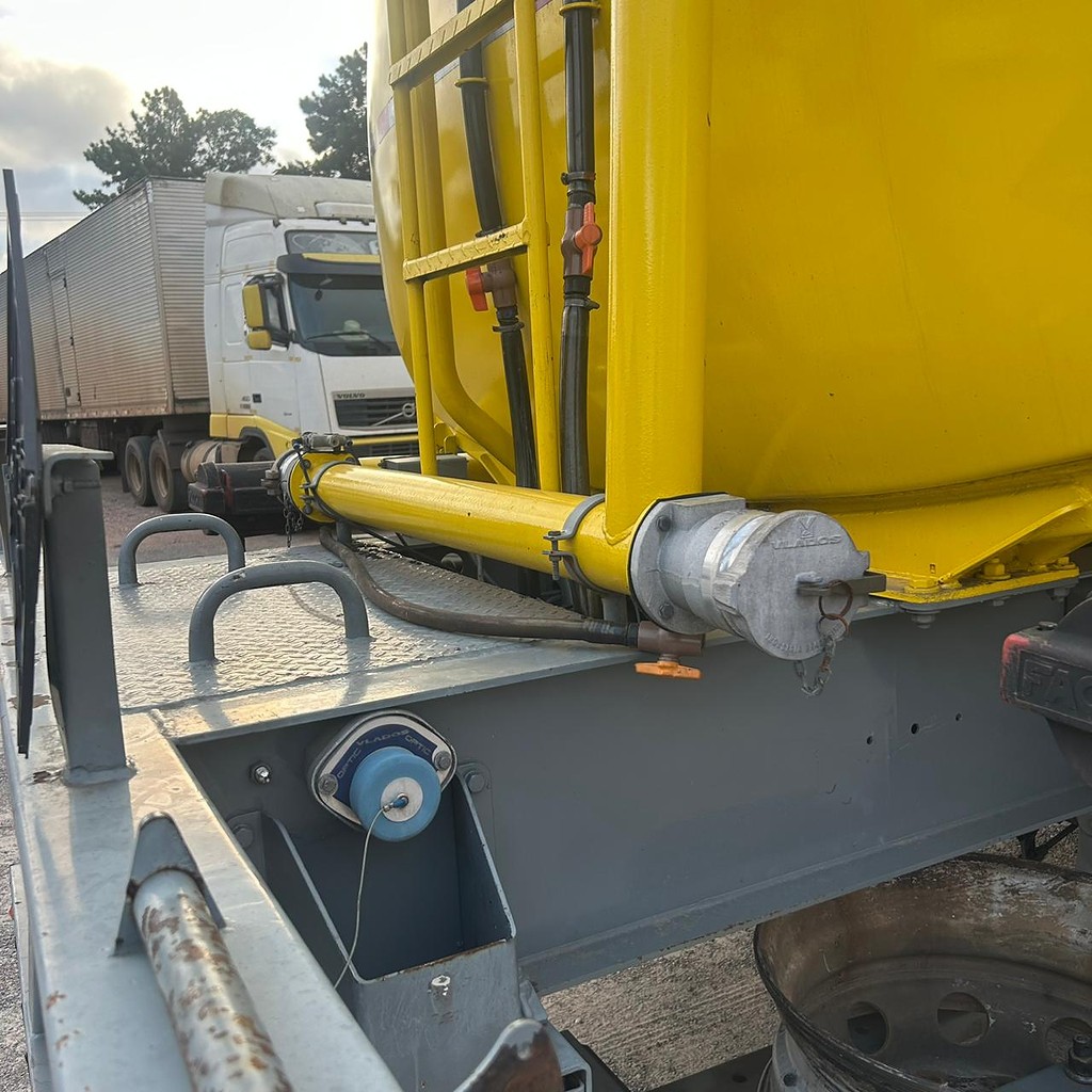 Carreta SEMI-REBOQUE TANQUE ACO Facchini ANO 2015 3 Eixos de Patio 201 Caminhoes e Carretas no Paraná