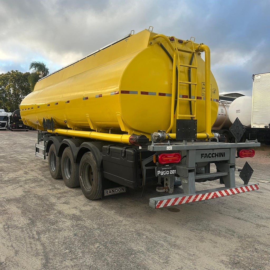 Carreta SEMI-REBOQUE TANQUE ACO Facchini ANO 2015 3 Eixos de Patio 201 Caminhoes e Carretas no Paraná