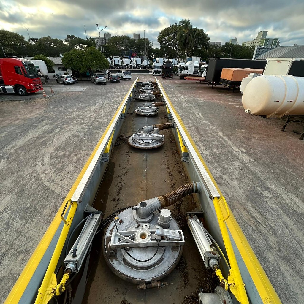 Carreta SEMI-REBOQUE TANQUE ACO Facchini ANO 2015 3 Eixos de Patio 201 Caminhoes e Carretas no Paraná