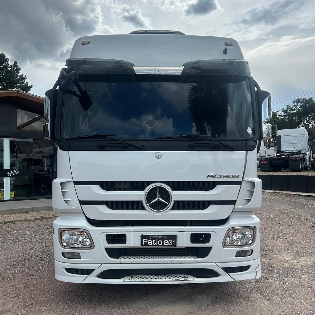 Caminhão MERCEDES BENZ MB 2546 Cavalo Mecânico ANO 2011 de Patio 201 Caminhoes e Carretas no Paraná