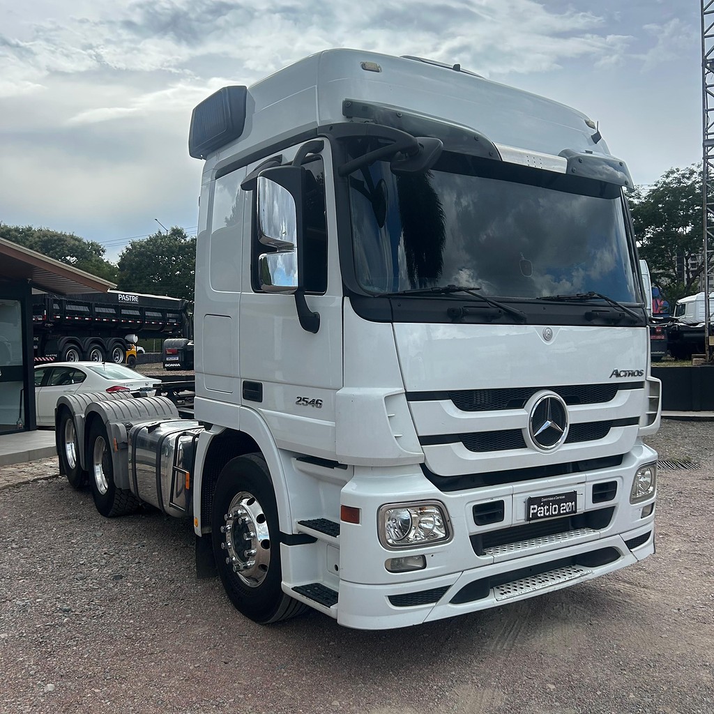 Caminhão MERCEDES BENZ MB 2546 Cavalo Mecânico ANO 2011 de Patio 201 Caminhoes e Carretas no Paraná