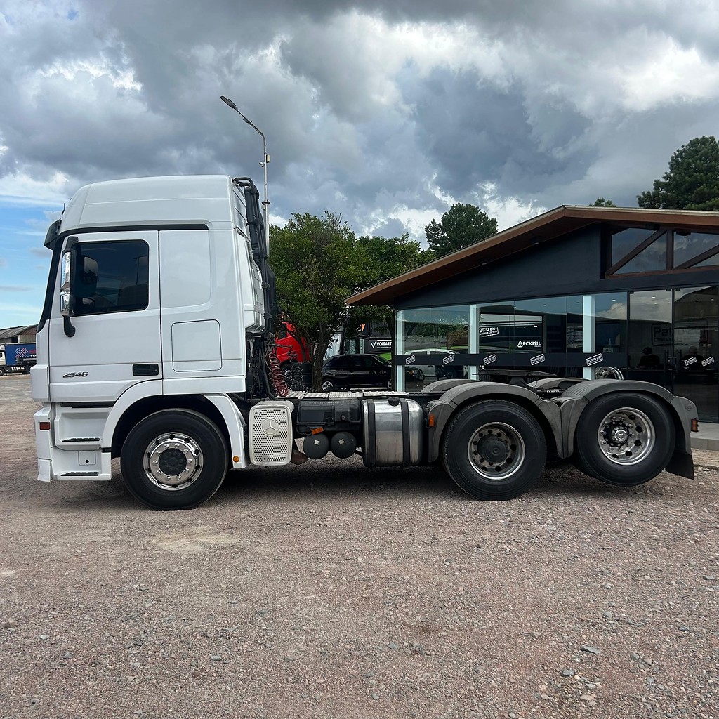 Caminhão MERCEDES BENZ MB 2546 Cavalo Mecânico ANO 2011 de Patio 201 Caminhoes e Carretas no Paraná