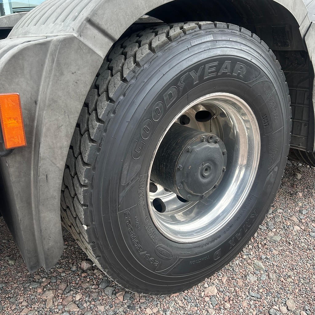 Caminhão MERCEDES BENZ MB 2546 Cavalo Mecânico ANO 2011 de Patio 201 Caminhoes e Carretas no Paraná