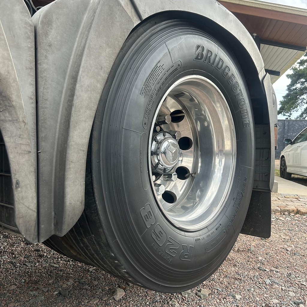 Caminhão MERCEDES BENZ MB 2546 Cavalo Mecânico ANO 2011 de Patio 201 Caminhoes e Carretas no Paraná