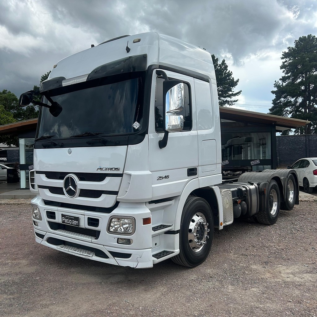 Caminhão MERCEDES BENZ MB 2546 Cavalo Mecânico ANO 2011 de Patio 201 Caminhoes e Carretas no Paraná