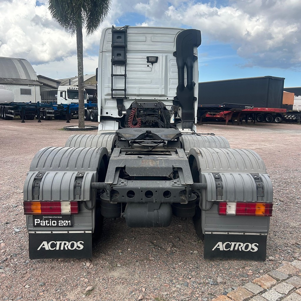 Caminhão MERCEDES BENZ MB 2546 Cavalo Mecânico ANO 2011 de Patio 201 Caminhoes e Carretas no Paraná