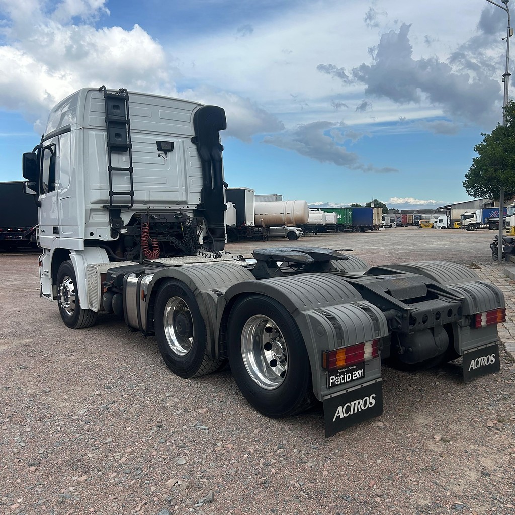 Caminhão MERCEDES BENZ MB 2546 Cavalo Mecânico ANO 2011 de Patio 201 Caminhoes e Carretas no Paraná