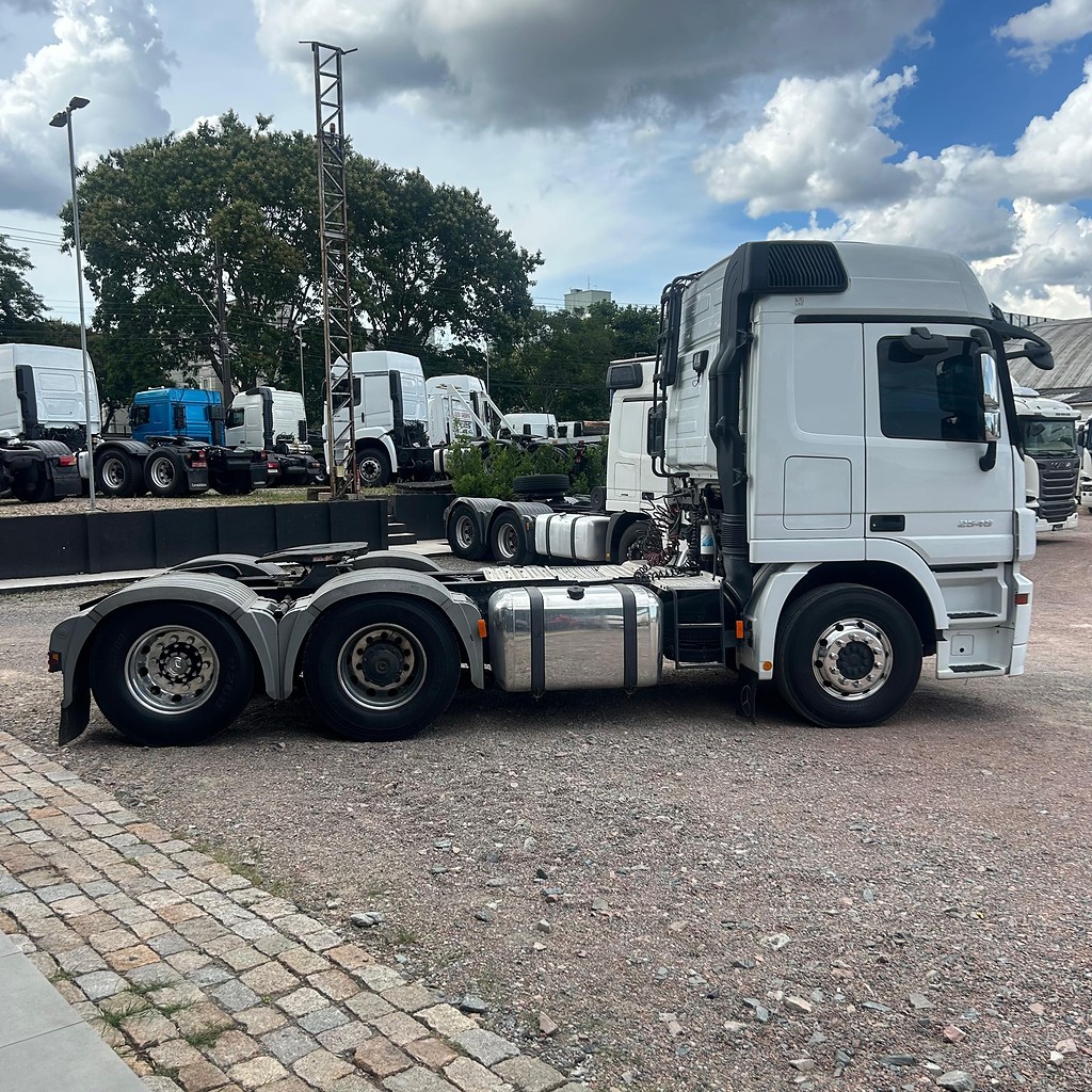 Caminhão MERCEDES BENZ MB 2546 Cavalo Mecânico ANO 2011 de Patio 201 Caminhoes e Carretas no Paraná