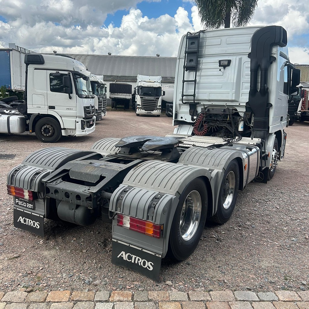 Caminhão MERCEDES BENZ MB 2546 Cavalo Mecânico ANO 2011 de Patio 201 Caminhoes e Carretas no Paraná