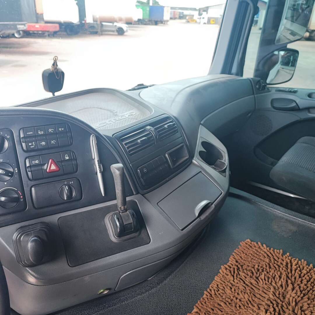 Caminhão MERCEDES BENZ MB 2546 Cavalo Mecânico ANO 2011 de Patio 201 Caminhoes e Carretas no Paraná