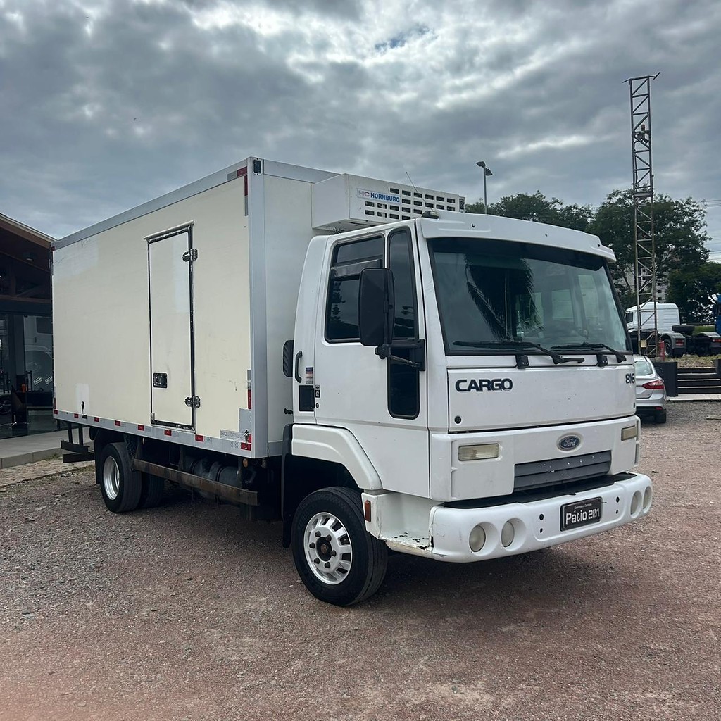 Caminhão FORD CARGO 816 Baú Frigorífico ANO 2013 de Patio 201 Caminhoes e Carretas no Paraná