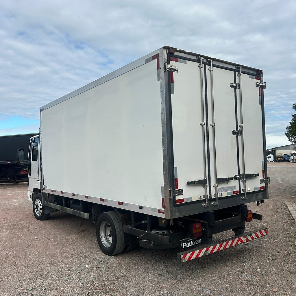 Caminhão FORD CARGO 816 Baú Frigorífico ANO 2013 de Patio 201 Caminhoes e Carretas no Paraná