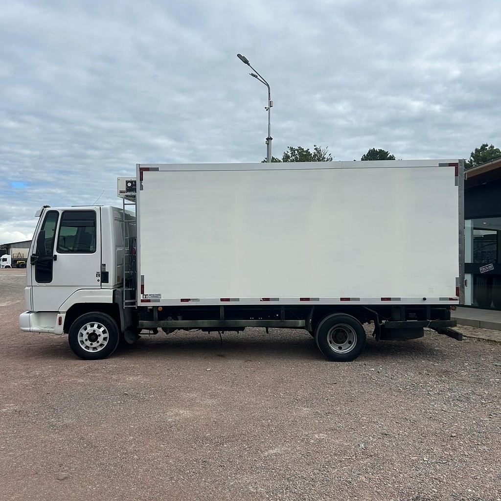 Caminhão FORD CARGO 816 Baú Frigorífico ANO 2013 de Patio 201 Caminhoes e Carretas no Paraná