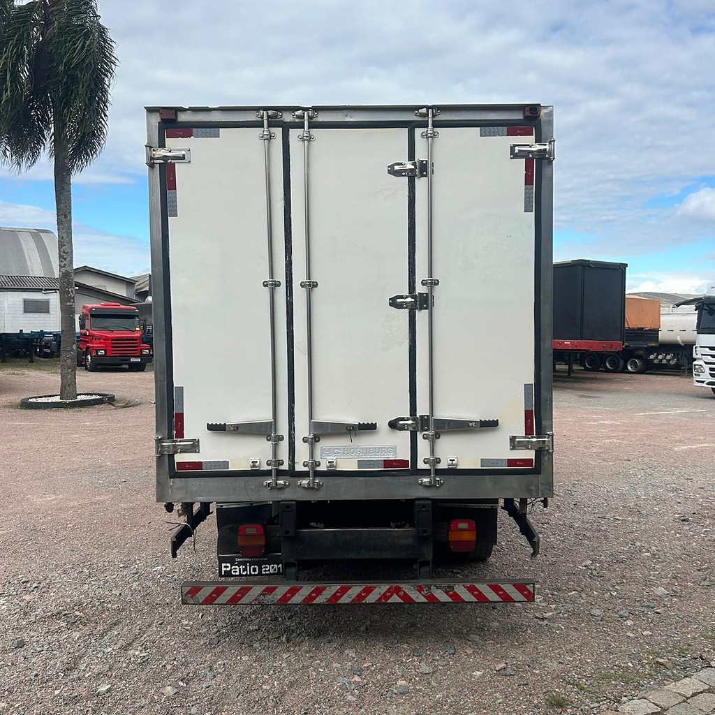 Caminhão FORD CARGO 816 Baú Frigorífico ANO 2013 de Patio 201 Caminhoes e Carretas no Paraná