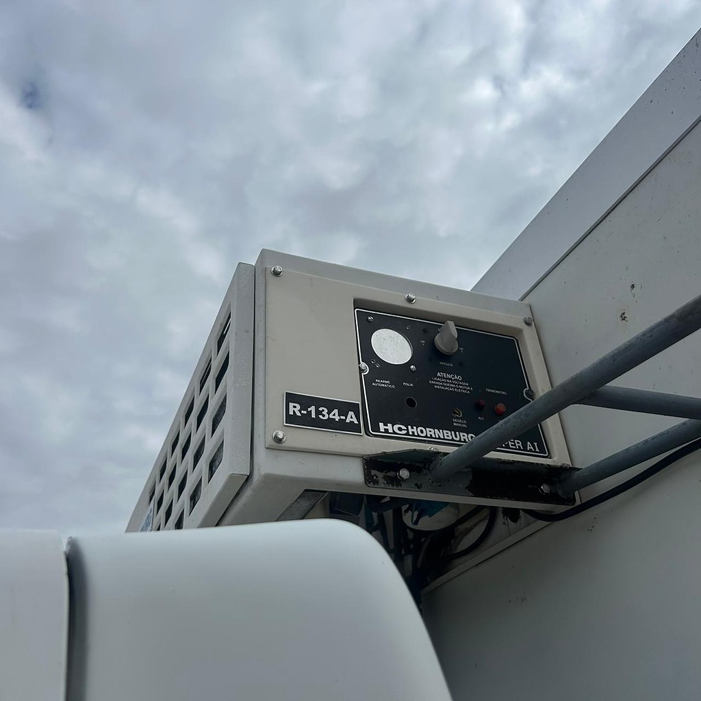 Caminhão FORD CARGO 816 Baú Frigorífico ANO 2013 de Patio 201 Caminhoes e Carretas no Paraná