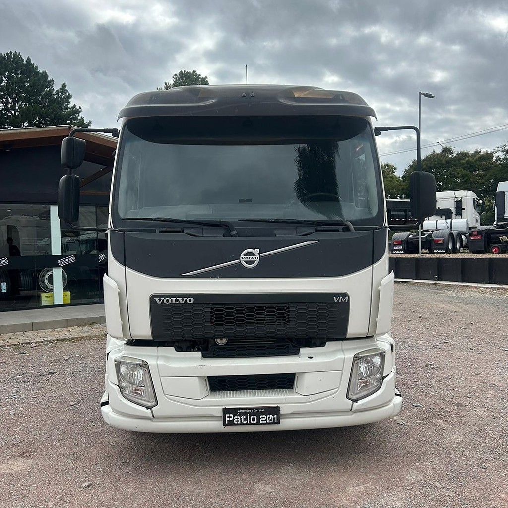 Caminhão VOLVO VM 330 Cavalo Mecânico ANO 2014 de Patio 201 Caminhoes e Carretas no Paraná