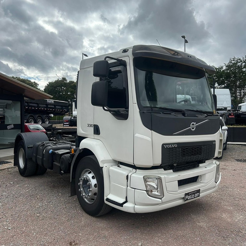 Caminhão VOLVO VM 330 Cavalo Mecânico ANO 2014 de Patio 201 Caminhoes e Carretas no Paraná