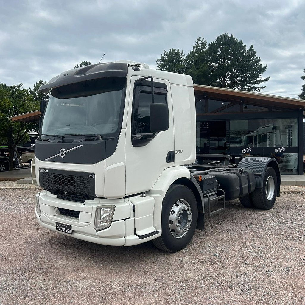 Caminhão VOLVO VM 330 Cavalo Mecânico ANO 2014 de Patio 201 Caminhoes e Carretas no Paraná