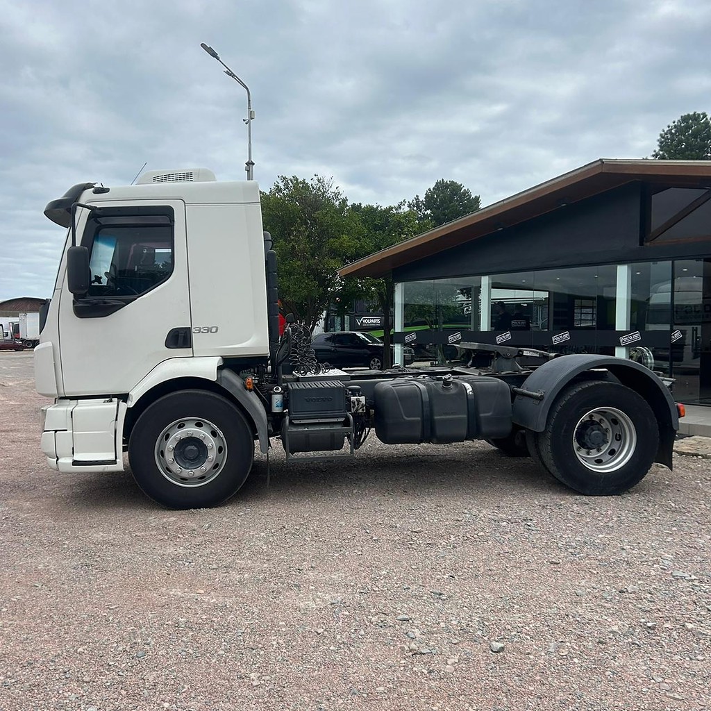 Caminhão VOLVO VM 330 Cavalo Mecânico ANO 2014 de Patio 201 Caminhoes e Carretas no Paraná