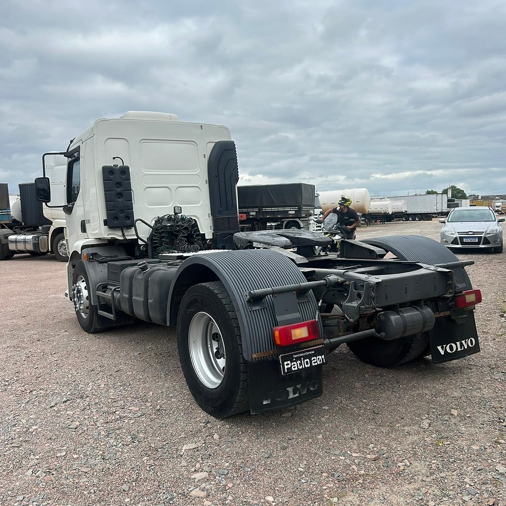 Caminhão VOLVO VM 330 Cavalo Mecânico ANO 2014 de Patio 201 Caminhoes e Carretas no Paraná