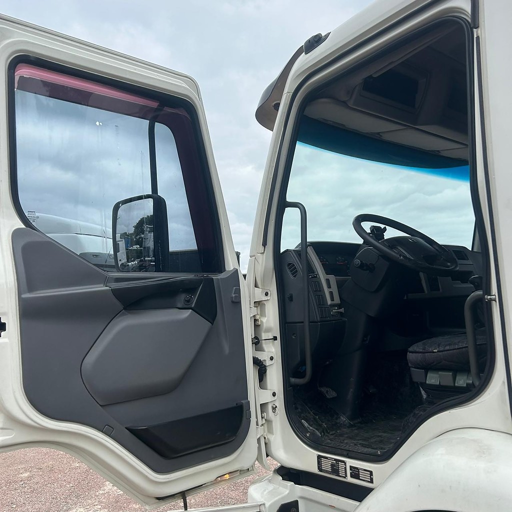 Caminhão VOLVO VM 330 Cavalo Mecânico ANO 2014 de Patio 201 Caminhoes e Carretas no Paraná