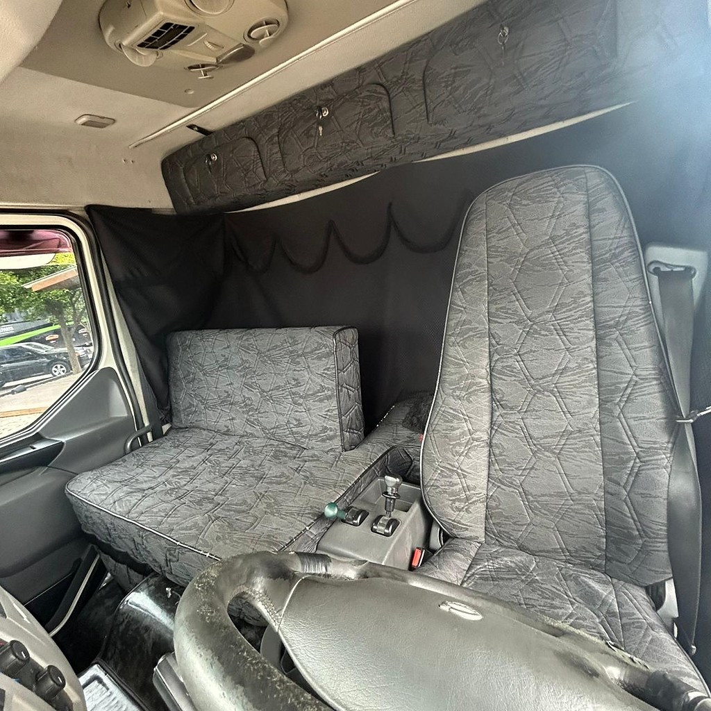 Caminhão VOLVO VM 330 Cavalo Mecânico ANO 2014 de Patio 201 Caminhoes e Carretas no Paraná