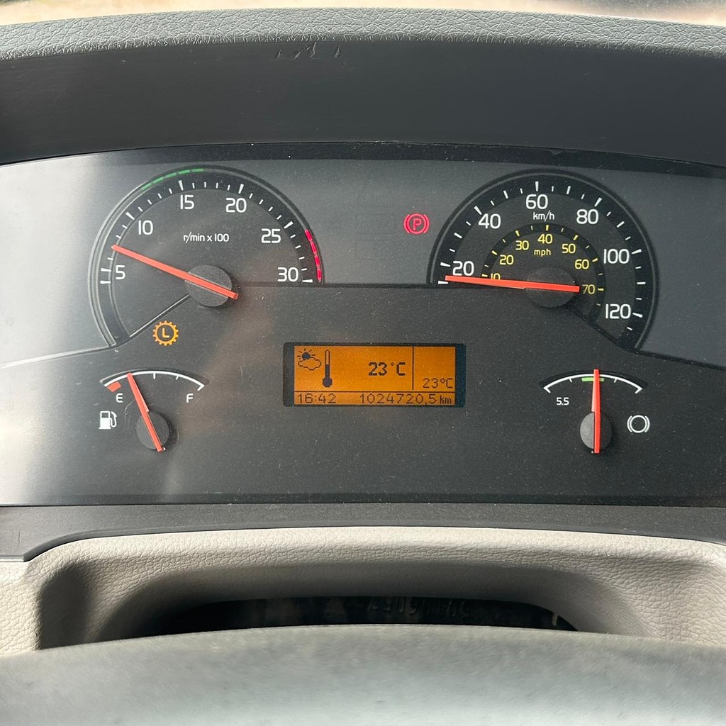 Caminhão VOLVO VM 330 Cavalo Mecânico ANO 2014 de Patio 201 Caminhoes e Carretas no Paraná