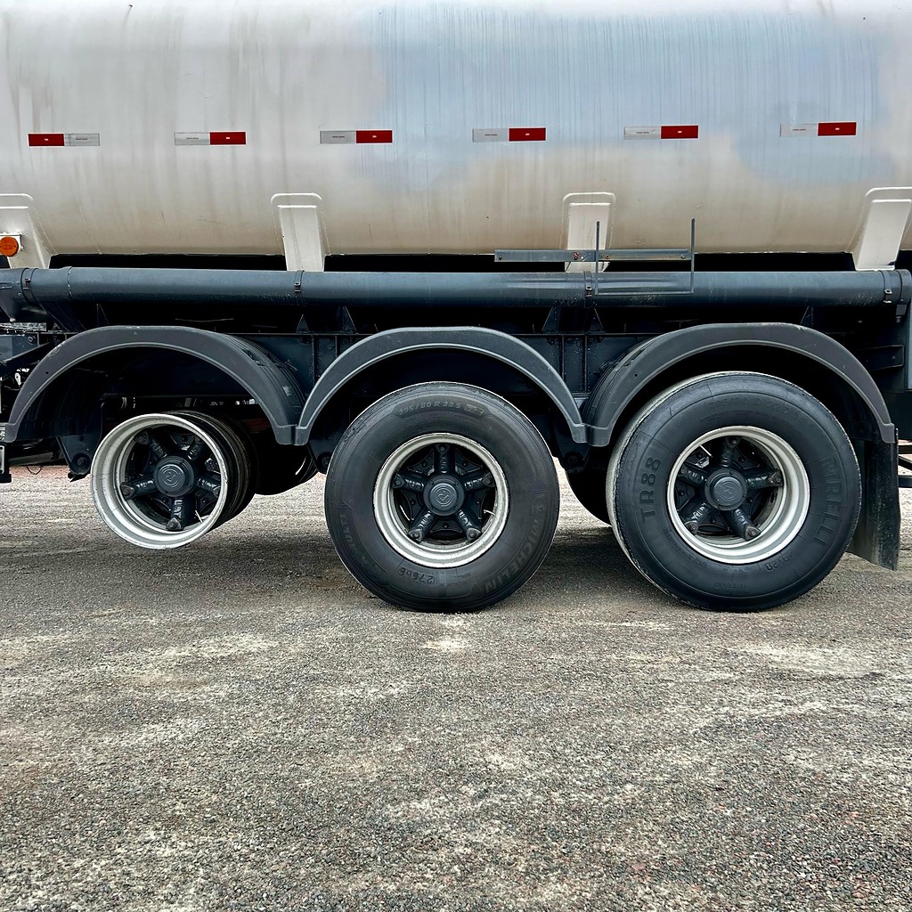 Carreta SEMI-REBOQUE TANQUE ACO Randon ANO 2006 3 Eixos de Patio 201 Caminhoes e Carretas no Paraná