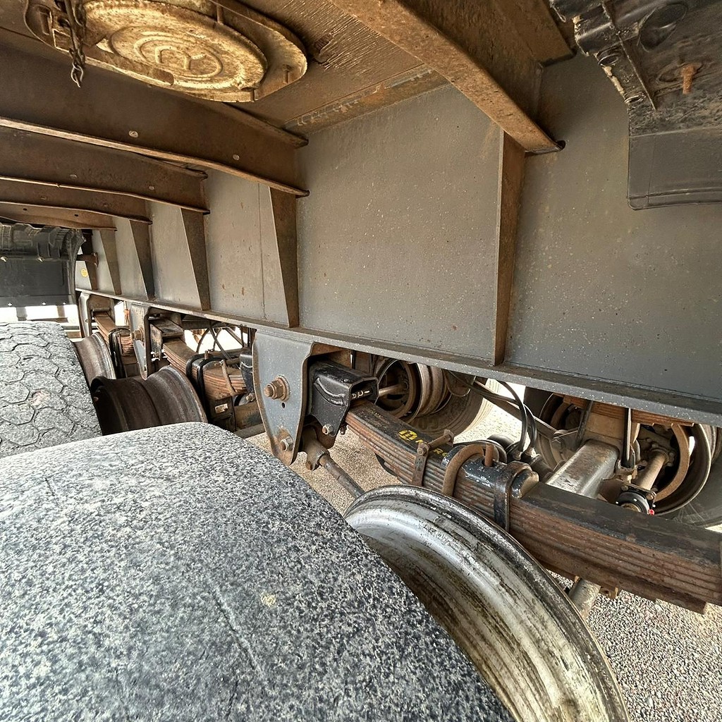 Carreta SEMI-REBOQUE GRANELEIRO Randon ANO 2007 3 Eixos de Patio 201 Caminhoes e Carretas no Paraná