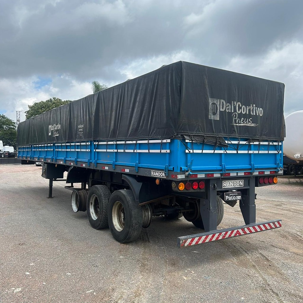 Carreta SEMI-REBOQUE GRANELEIRO Randon ANO 2007 3 Eixos de Patio 201 Caminhoes e Carretas no Paraná
