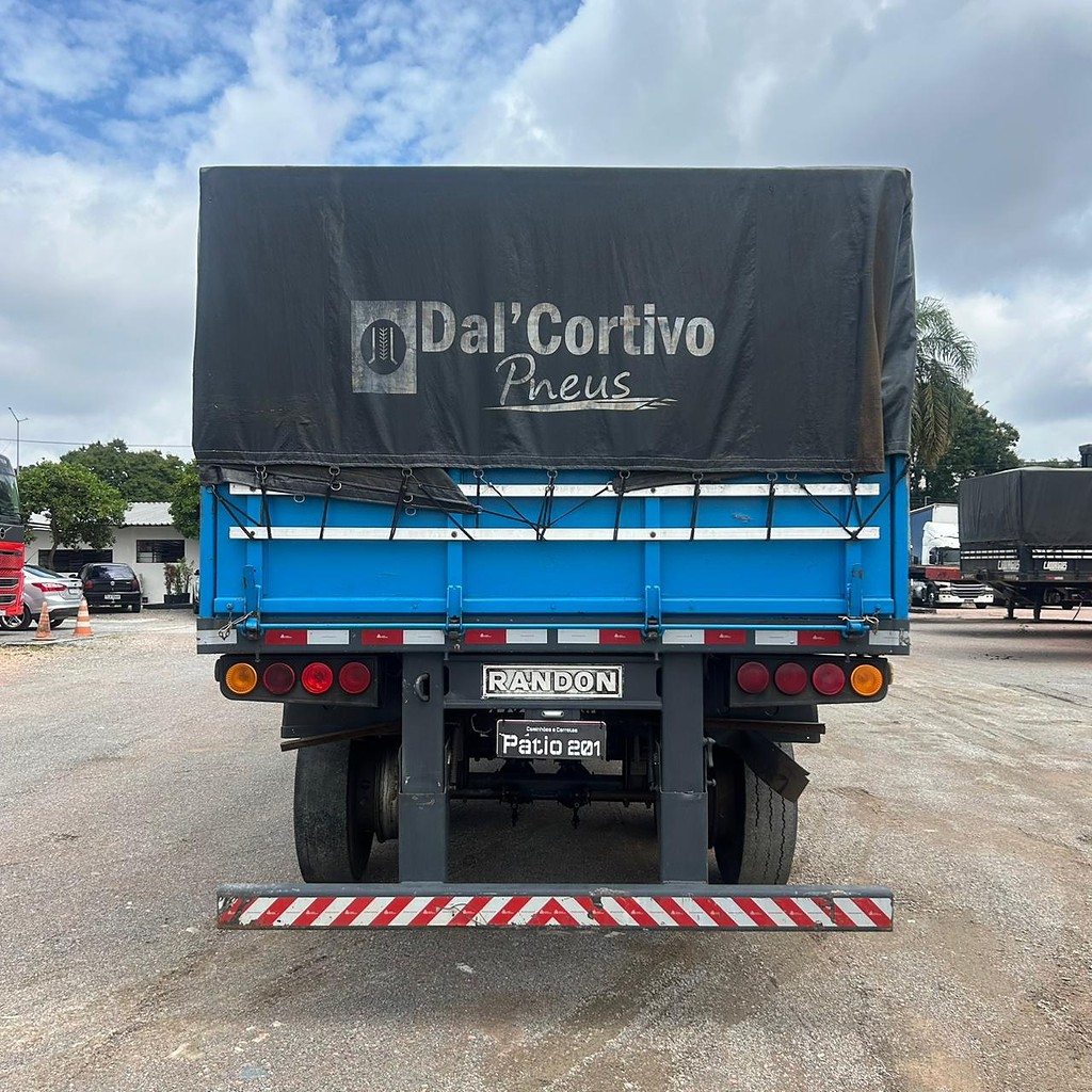 Carreta SEMI-REBOQUE GRANELEIRO Randon ANO 2007 3 Eixos de Patio 201 Caminhoes e Carretas no Paraná