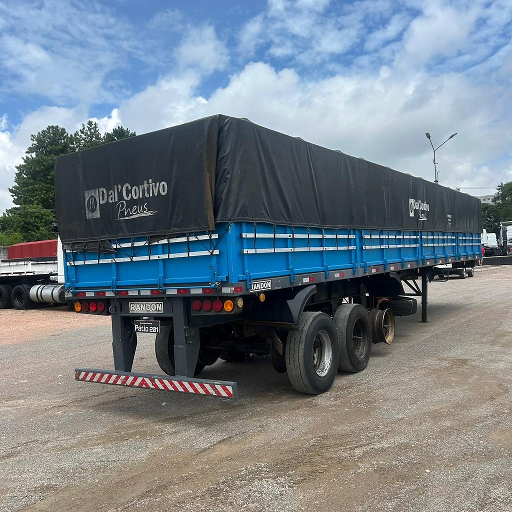 Carreta SEMI-REBOQUE GRANELEIRO Randon ANO 2007 3 Eixos de Patio 201 Caminhoes e Carretas no Paraná