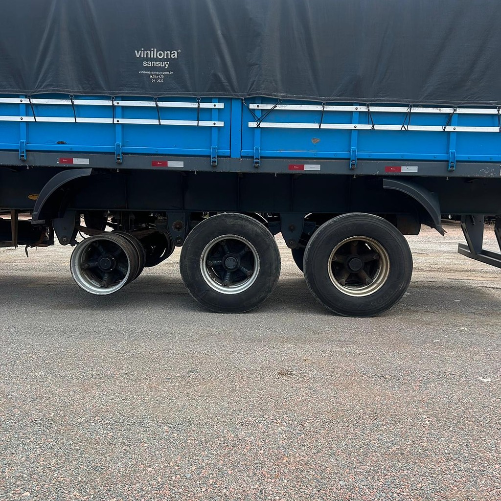 Carreta SEMI-REBOQUE GRANELEIRO Randon ANO 2007 3 Eixos de Patio 201 Caminhoes e Carretas no Paraná