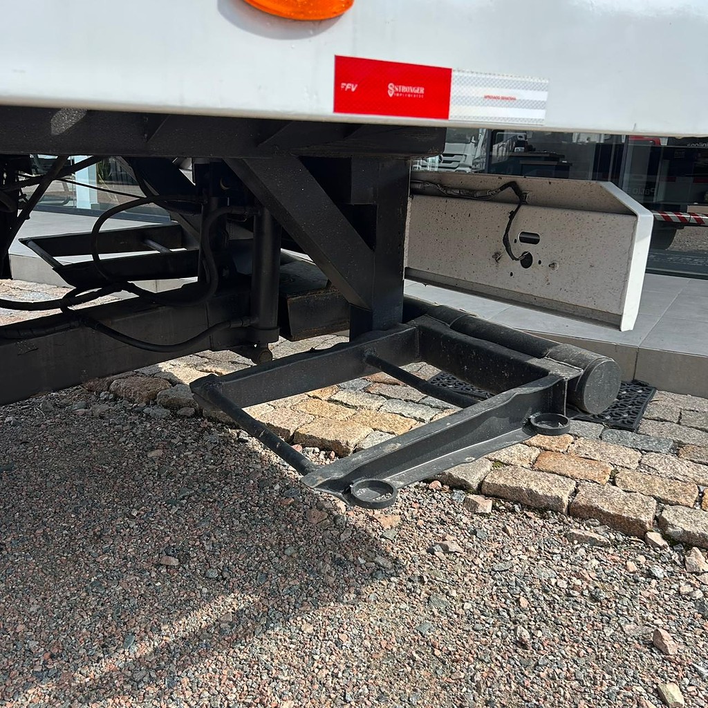 Caminhão MERCEDES BENZ MB&nbsp;915 Plataforma Guincho ANO 2008 de Patio 201 Caminhoes e Carretas no Paraná