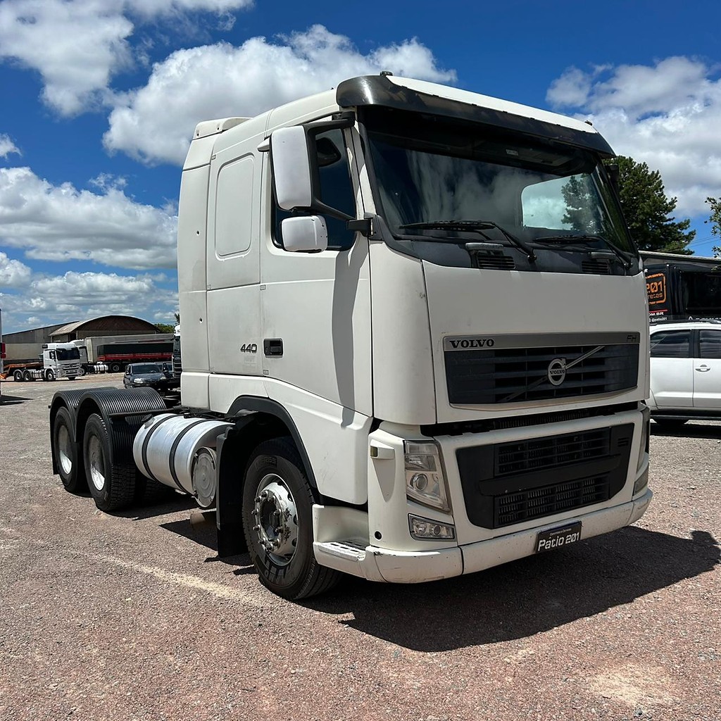Caminhão VOLVO FH 440 Cavalo Mecânico ANO 2011 de Patio 201 Caminhoes e Carretas no Paraná