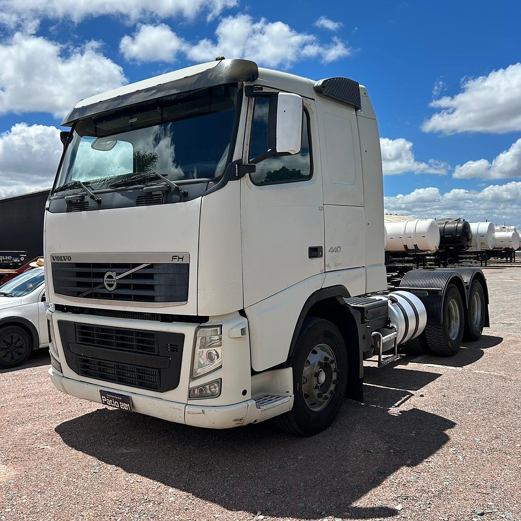 Caminhão VOLVO FH 440 Cavalo Mecânico ANO 2011 de Patio 201 Caminhoes e Carretas no Paraná