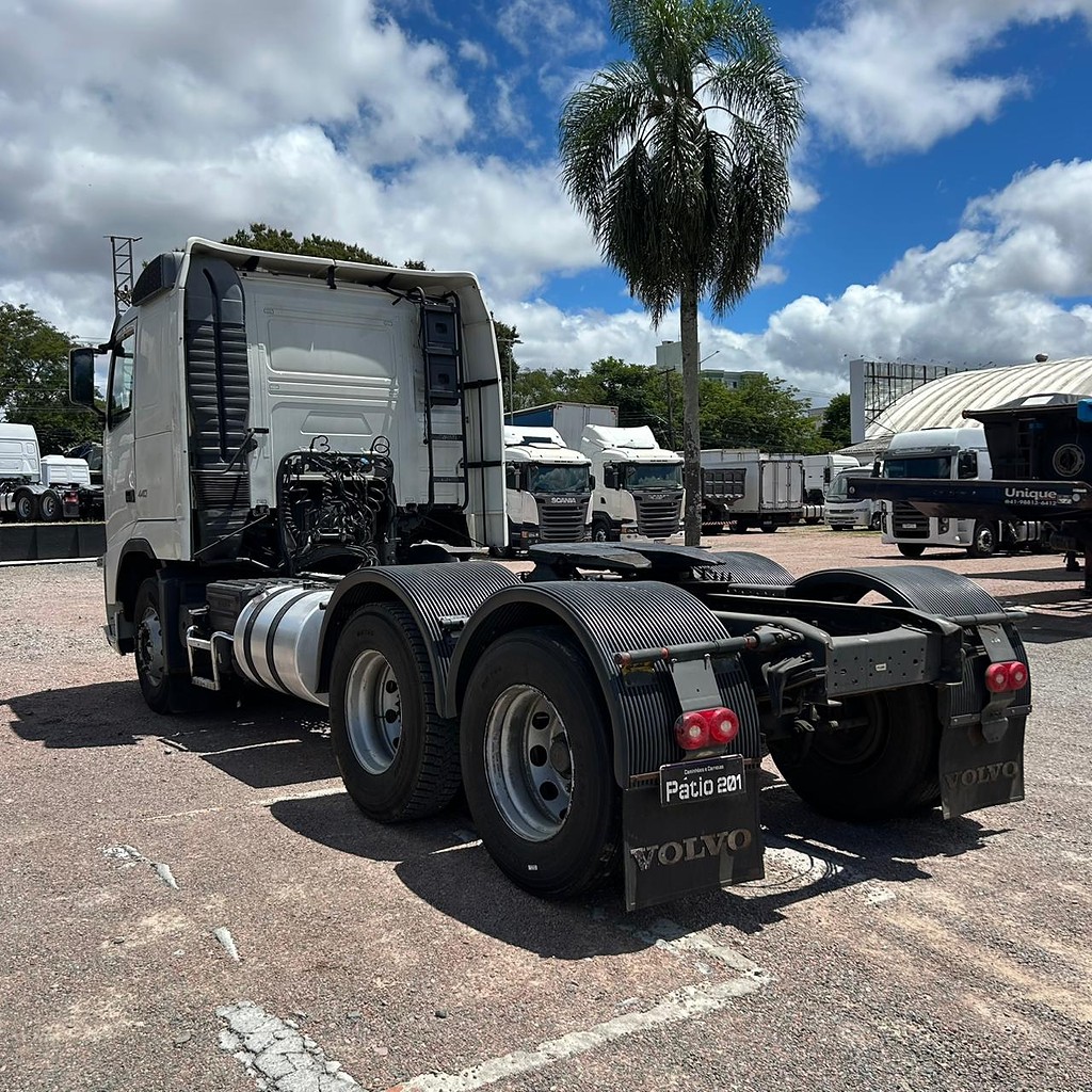 Caminhão VOLVO FH 440 Cavalo Mecânico ANO 2011 de Patio 201 Caminhoes e Carretas no Paraná