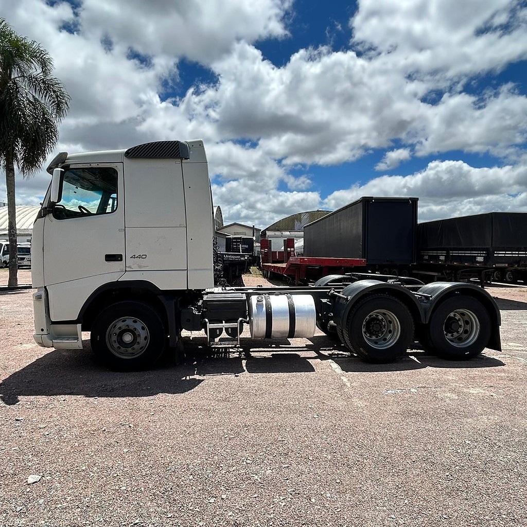 Caminhão VOLVO FH 440 Cavalo Mecânico ANO 2011 de Patio 201 Caminhoes e Carretas no Paraná