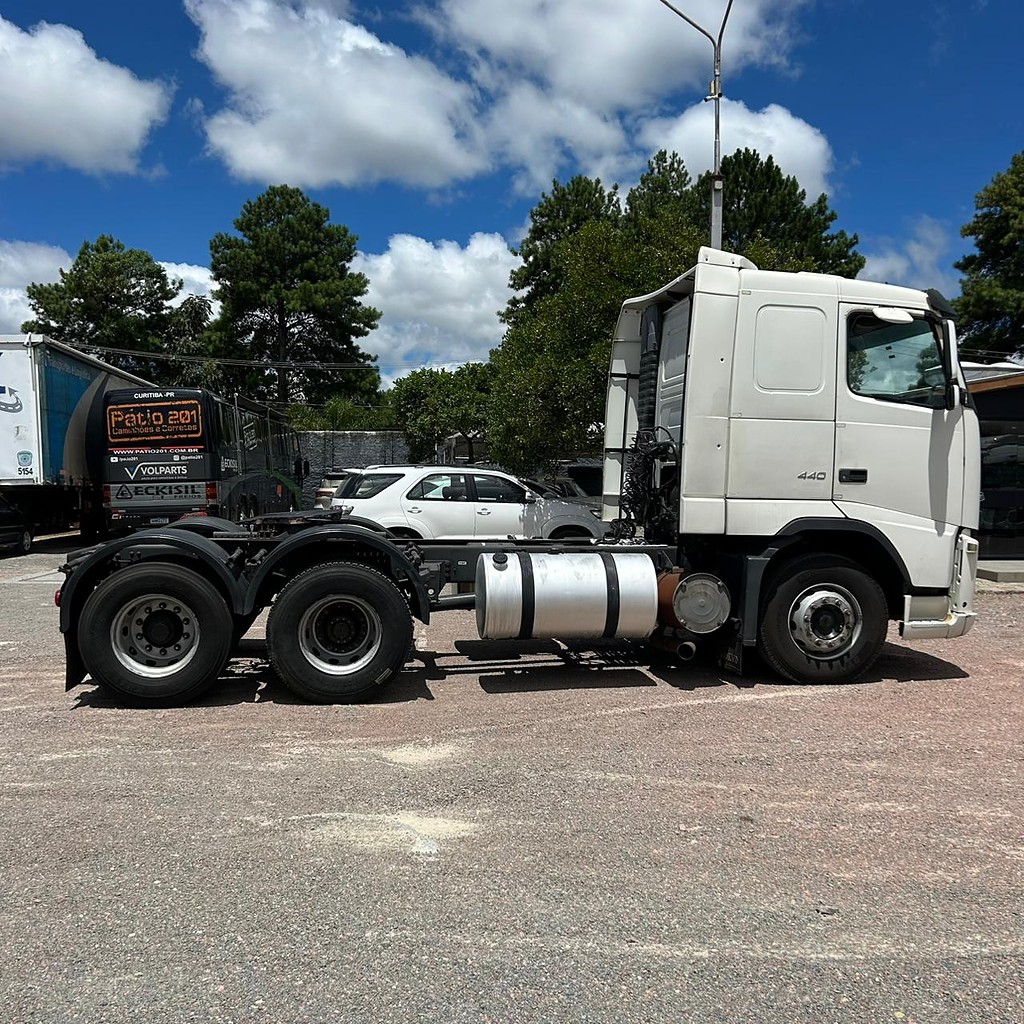 Caminhão VOLVO FH 440 Cavalo Mecânico ANO 2011 de Patio 201 Caminhoes e Carretas no Paraná
