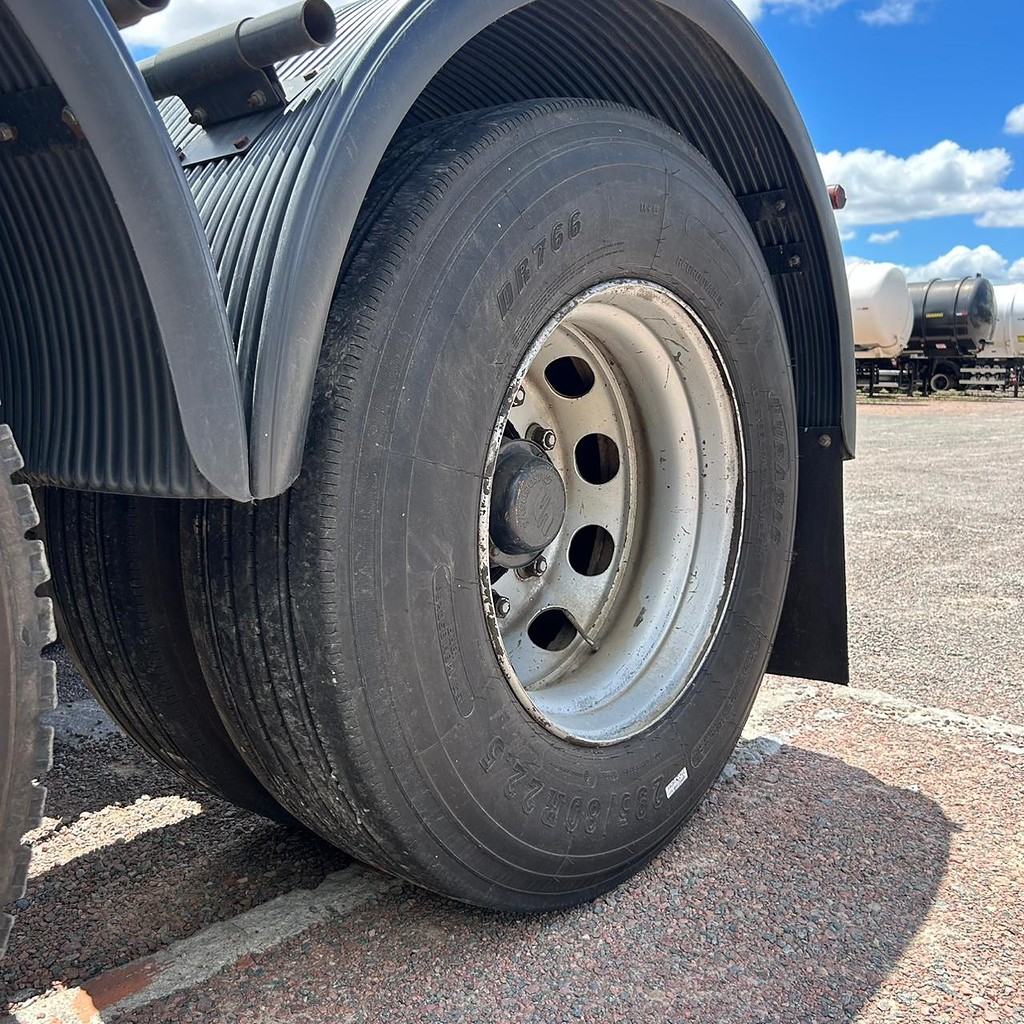 Caminhão VOLVO FH 440 Cavalo Mecânico ANO 2011 de Patio 201 Caminhoes e Carretas no Paraná